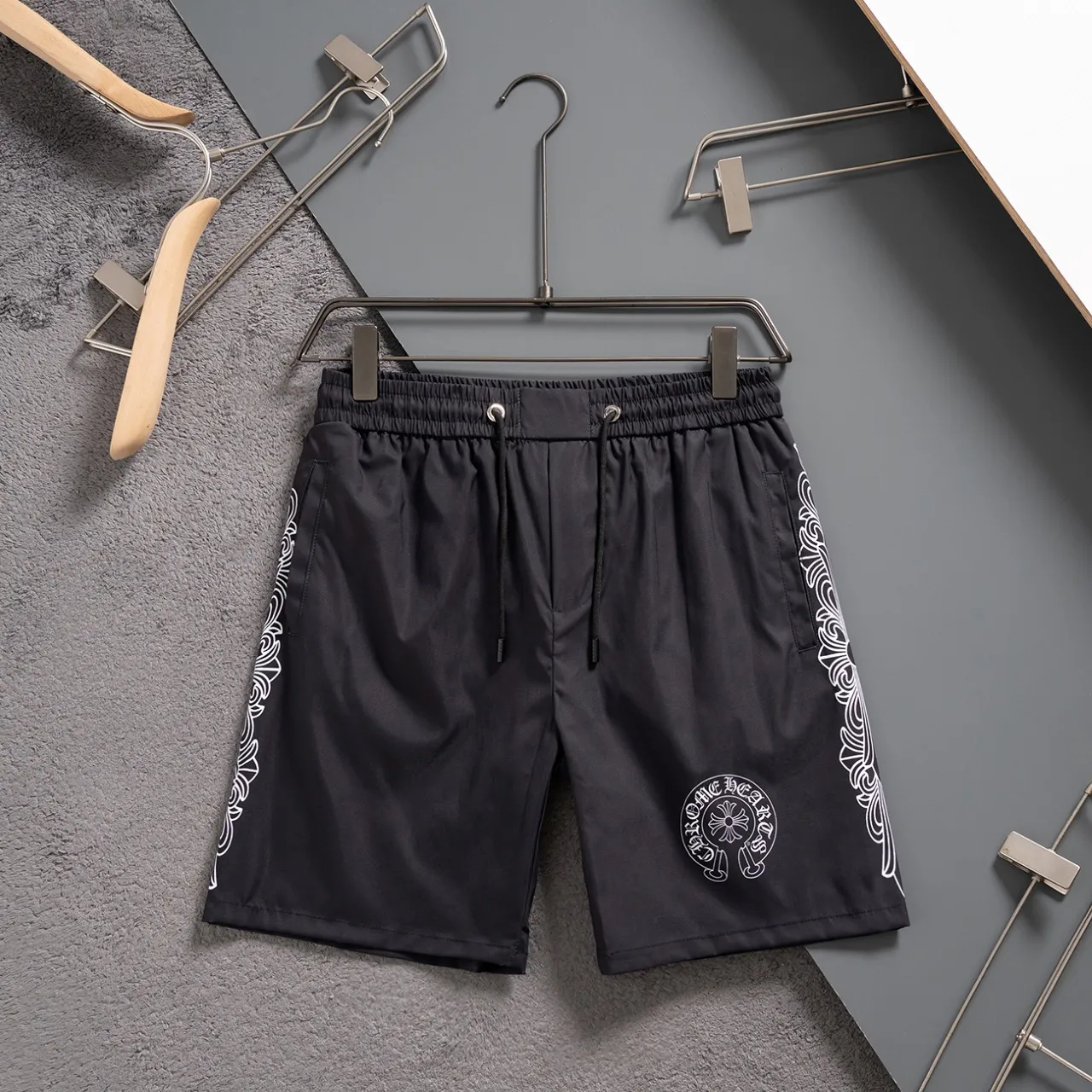 🅿️130 #V2410 [Replenishment all year round] 𝐂𝐡𝐫𝐨𝐦𝐞 𝐡𝐞𝐚𝐫𝐭𝐬 Croix heart new summer beach pants LV classic printed quick-drying three-quarter pants, same style for men and women, the fabric is made of polyester fiber for customers, stain-resistant and wrinkle-resistant, the most suitable material for summer outings It is guaranteed to be cool and comfortable enough at the same time. It is super stylish when you wear it casually. You can clearly see the texture and other things by looking at the photos. It is not an ordinary market material that can seduce a person who wants to go on vacation in minutes. Pockets on both sides. Drawstring at the waist. Very practical design, with impeccable workmanship, details and fit. Can be worn as casual pants or beach pants. A must-have for beach vacations, home leisure, gym equipment, morning running and night running. Practicality takes into account functionality. Color: Black White Size: M-XXXL